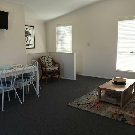 The Lake Guesthouse Budgewoi エクステリア 写真