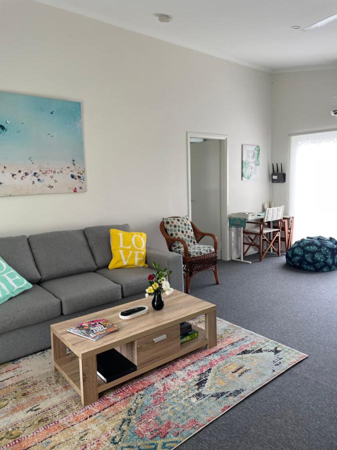 The Lake Guesthouse Budgewoi エクステリア 写真
